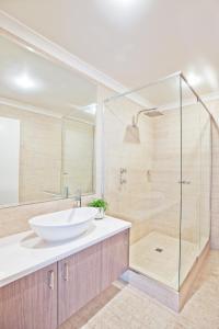 een badkamer met een wastafel en een douche bij Cottesloe Beach Hotel in Perth