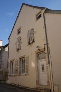 een wit gebouw met ramen met luiken en een deur bij Escapade bourguignonne in Volnay
