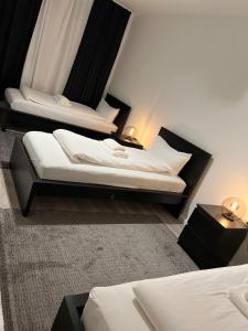 Zimmer mit 2 Betten und 2 Nachttischen in der Unterkunft E & N Apartments in Oberhausen