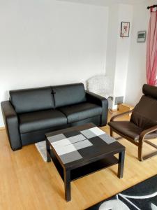 Een zitgedeelte bij Julia's Monteur Oase - Premium Apartment exklusiv für Solo-Reisende