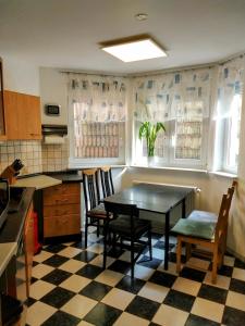 a kitchen with a table and chairs in it at Julia's Monteur Oase - Premium Apartment exklusiv für Solo-Reisende in Ennepetal