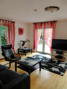 een woonkamer met een bank en een tv bij Julia's Monteur Oase - Premium Apartment exklusiv für Solo-Reisende in Ennepetal