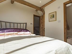 een slaapkamer met een bed in een kamer bij Norwood Dairy in Bredgar