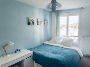 um quarto com uma cama, um lavatório e uma janela em Summer in Paris em Ivry-sur-Seine