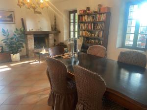 una sala da pranzo con tavolo, sedie e camino di Agriturismo cergallina a Vernasca