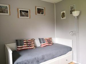 Habitación con cama con 2 almohadas en Ferienhaus Vikeberg in Mittelschweden am Meer, en Hållnäs