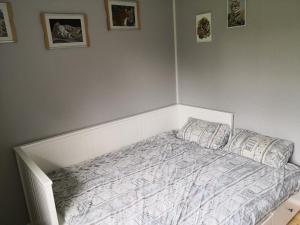 1 dormitorio con 1 cama con 2 almohadas en Ferienhaus Vikeberg in Mittelschweden am Meer, en Hållnäs
