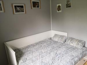 Ένα ή περισσότερα κρεβάτια σε δωμάτιο στο Ferienhaus Vikeberg in Mittelschweden am Meer +9 φωτογραφίες