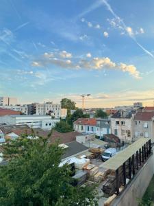 uma vista para uma cidade com edifícios e um céu azul em Summer in Paris em Ivry-sur-Seine