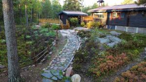 Zahrada ubytování Timber cottages with jacuzzi and sauna near lake Vänern