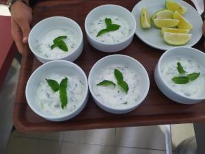 KARADUT PENSION NEMRUT في Karadut: أربعة أطباقٍ من الزبادي بالنعناع على الطاولة