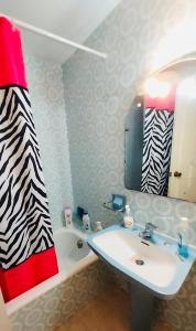 a bathroom with a sink and a mirror at Acogedor apartamento en Playa San Juan in Alicante