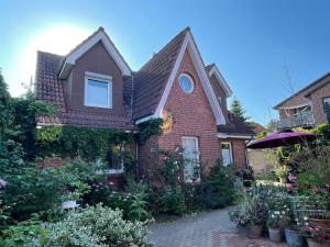 a brick house with a garden in front of it at Ferienhaus Storchennest in Dassow