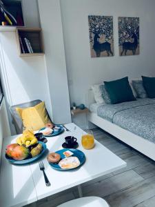 dois pratos de comida numa mesa numa sala de estar em Coqueto apartamento a 50 metros de la playa em Las Palmas de Gran Canaria