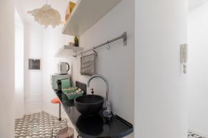 ein Bad mit einem schwarzen Waschbecken im Zimmer in der Unterkunft COLOSSEO con il CUORE in Rom