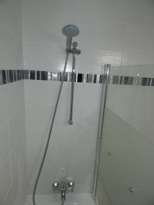a shower in a bathroom with a glass door at Pied de Piste à 20 du telesiege "Le Diable", Menage Inclus, Possible de louer 2 Apparts, Vue Panoramique in Les Deux Alpes