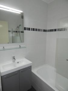 a white bathroom with a tub and a sink and a shower at Pied de Piste à 20 du telesiege "Le Diable", Menage Inclus, Possible de louer 2 Apparts, Vue Panoramique in Les Deux Alpes
