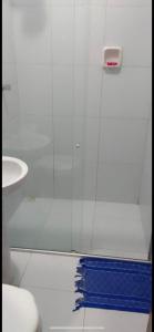 MataracaにあるBarra Adventure Pousadaのバスルーム(ガラス張りのシャワー、青いタオル付) +41枚の写真