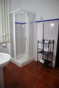 Un baño con ducha, inodoro y lavabo. en Apartamentos Turisticos Casa Cantillo, en Carmona