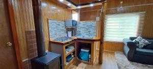 a kitchen in an rv with a stove at Cabañas camelia2 in Puerto del Yate