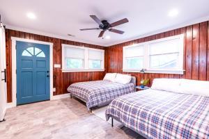 Ένα ή περισσότερα κρεβάτια σε δωμάτιο στο Foggy Bottom Cabins