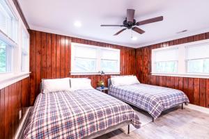 Ένα ή περισσότερα κρεβάτια σε δωμάτιο στο Foggy Bottom Cabins +7 φωτογραφίες