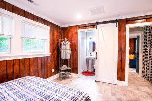 Ένα ή περισσότερα κρεβάτια σε δωμάτιο στο Foggy Bottom Cabins