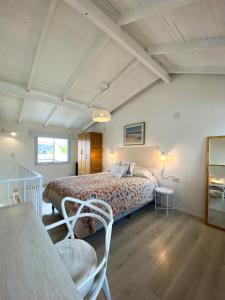 una camera con un grande letto di Loft Amarillo a Tandil
