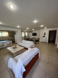 Postel nebo postele na pokoji v ubytování Selinia Villa Nikos Gianna