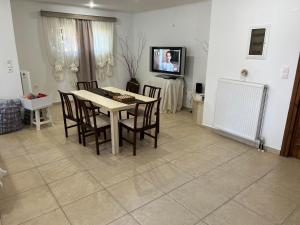 TV a/nebo společenská místnost v ubytování Selinia Villa Nikos Gianna