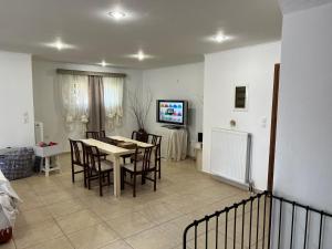 TV a/nebo společenská místnost v ubytování Selinia Villa Nikos Gianna