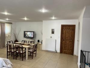 TV a/nebo společenská místnost v ubytování Selinia Villa Nikos Gianna