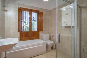 A bathroom at El jardín del botánico Még 20 kép