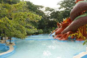 uno scivolo d'acqua al parco divertimenti di Hotel Carrizal Spa a Apazapan