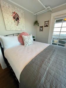 a bedroom with a large bed with a pillow on it at The Clinkscale in Jerome