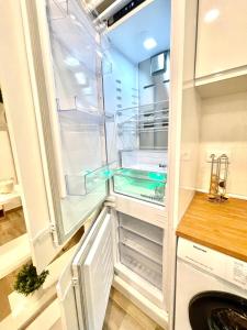 a refrigerator with its door open in a kitchen at Precioso loft en Manresa in Manresa