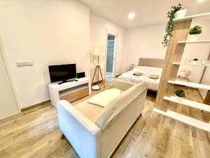 a living room with a couch and a bed at Precioso loft en Manresa in Manresa