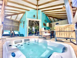 Piscina di Villa Gaïa - Bungalow Ti-Spa et son jacuzzi privé dans un jardin tropical, séjour en amoureux ou en famille o nelle vicinanze