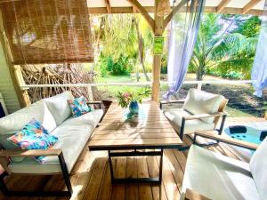 Area soggiorno di Villa Gaïa - Bungalow Ti-Spa et son jacuzzi privé dans un jardin tropical, séjour en amoureux ou en famille