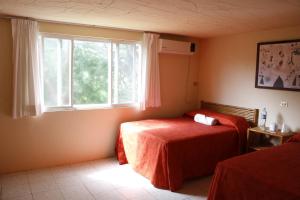 Un pat sau paturi într-o cameră la Hotel Carrizal Spa