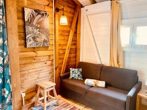 Area soggiorno di Villa Gaïa - Bungalow Ti-Spa et son jacuzzi privé dans un jardin tropical, séjour en amoureux ou en famille