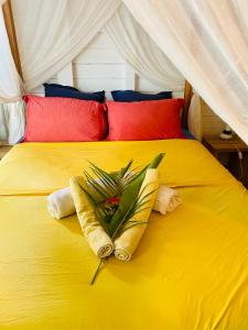 Letto o letti in una camera di Villa Gaïa - Bungalow Ti-Spa et son jacuzzi privé dans un jardin tropical, séjour en amoureux ou en famille