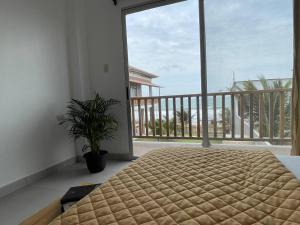1 dormitorio con cama y ventana grande en Samana Hostal, Puerto Engabao, en Engabao