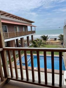 balcón con vistas a la piscina y al océano en Samana Hostal, Puerto Engabao, en Engabao