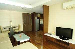 TV at/o entertainment center sa The Ninth Place Serviced Residence