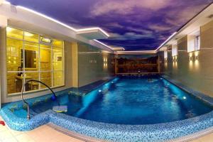 una gran piscina en una habitación de hotel en Hotel Complex Versailles, en Khabarovsk