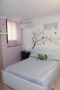サレルノにあるCasa Vacanze Angelicaのベッドルーム1室(木の壁にベッド1台付)