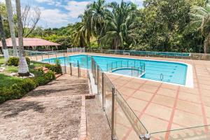 una gran piscina con una valla alrededor en Amazing Finca House Private Swimming Pool & Air Conditioner, en Melgar