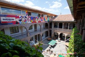 um edifício com uma bandeira ao lado em Pariwana Hostel Cusco em Cusco