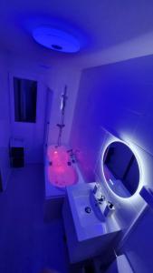 W łazience znajduje się umywalka i lustro. w obiekcie Appartement lumineux avec vue sur mer w mieście La Grande-Motte
